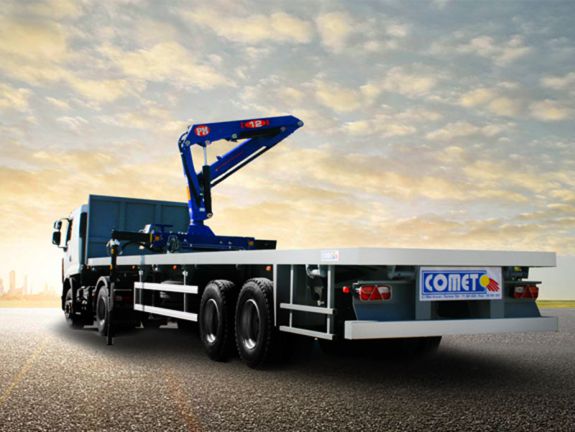 Il s&rsquo;agit d&rsquo;une semi-remorque plateau &agrave; 2 essieux &eacute;quip&eacute;e d&rsquo;une grue de marque PM dimensionn&eacute;e selon le besoin du client