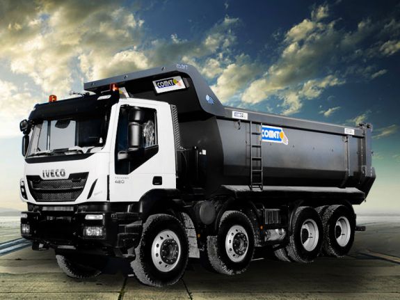 La benne sur porteur 8x4 &eacute;quip&eacute;e de t&ocirc;le anti-abrasion &agrave; tr&egrave;s haute limite &eacute;lastique &laquo;&nbsp; THLE&nbsp;&raquo; est part