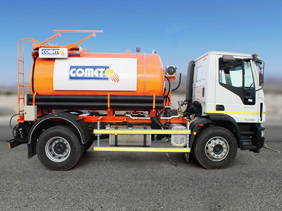 Il s&rsquo;agit d&rsquo;un &eacute;quipement de servitude pour nettoyage et arrosage des routes.  Le camion-citerne &agrave; eau est &eacute;quip&eacute; d&rsquo;un s