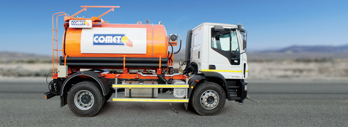 Il s&rsquo;agit d&rsquo;un &eacute;quipement de servitude pour nettoyage et arrosage des routes.  Le camion-citerne &agrave; eau est &eacute;quip&eacute; d&rsquo;un s